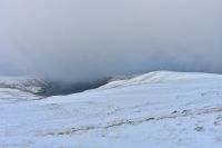 Vor uns liegt die Nordkapp-Halbinsel eingerahmt vom Tufjord (links) und Vestfjord (rechts) - der Nordkapp-Globus liegt exakt 12.695 Meter von diesem Punkt entfernt!