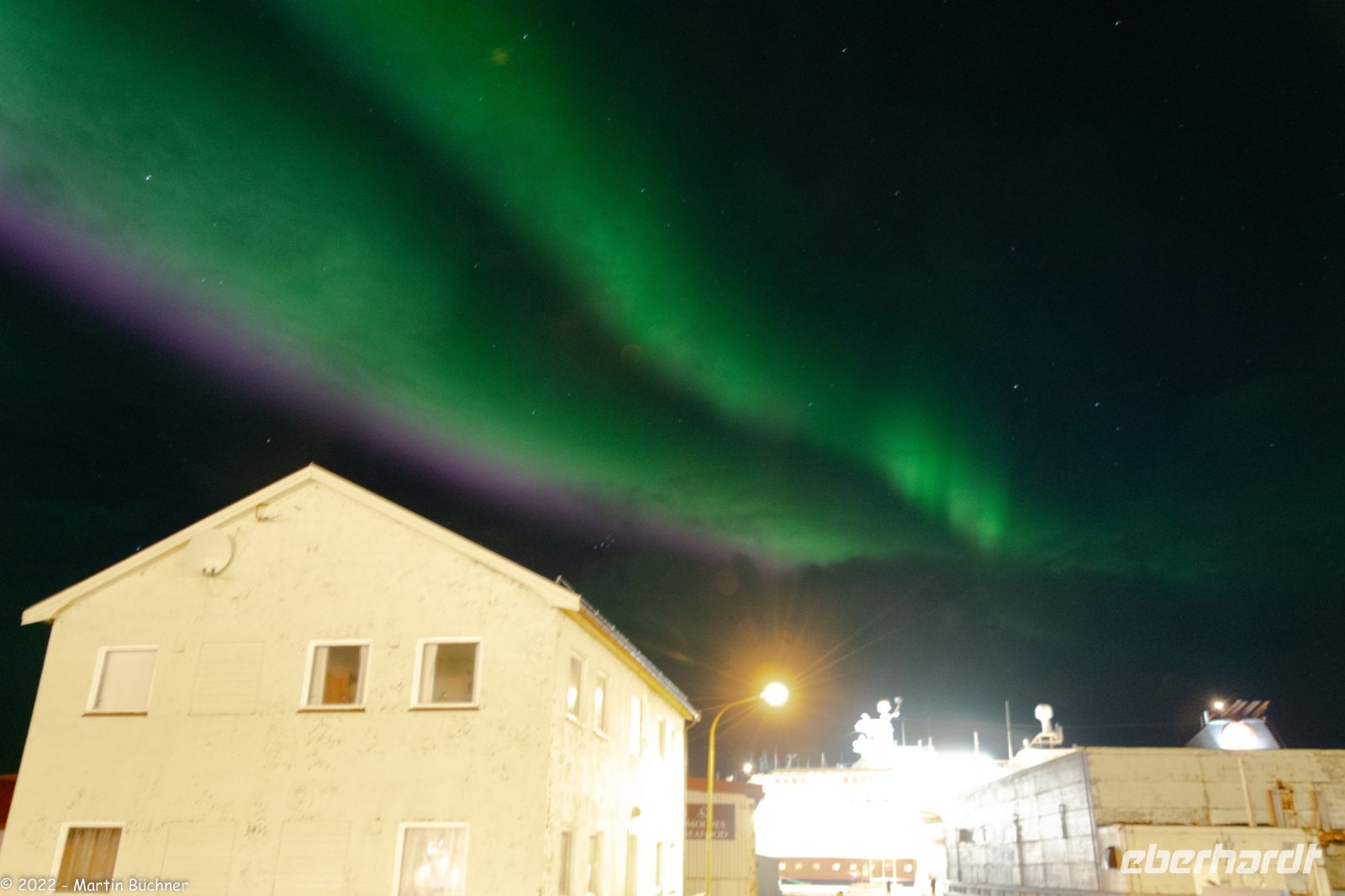 Am östlichsten Punkt der Reise im Ort Vardø zündet die große Polarlicht-Show