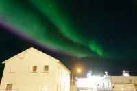 Am östlichsten Punkt der Reise im Ort Vardø zündet die große Polarlicht-Show
