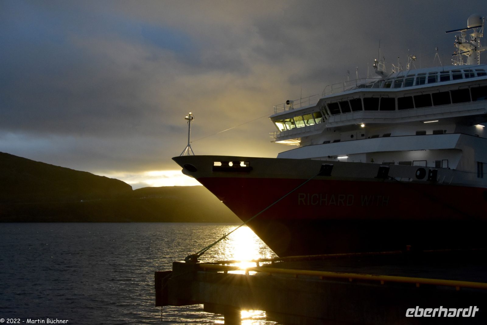 M/S Richard With vor der untergehenden Sonne in Hammerfest