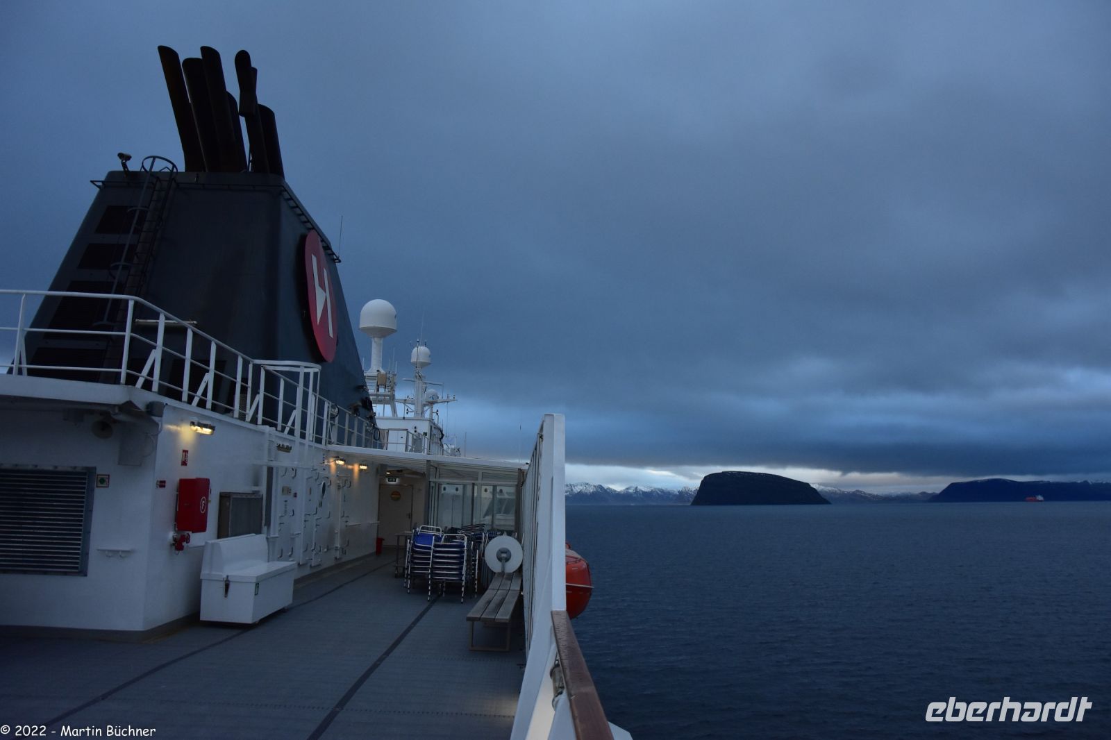 Sørøysund vor Hammerfest mit der Insel Håja