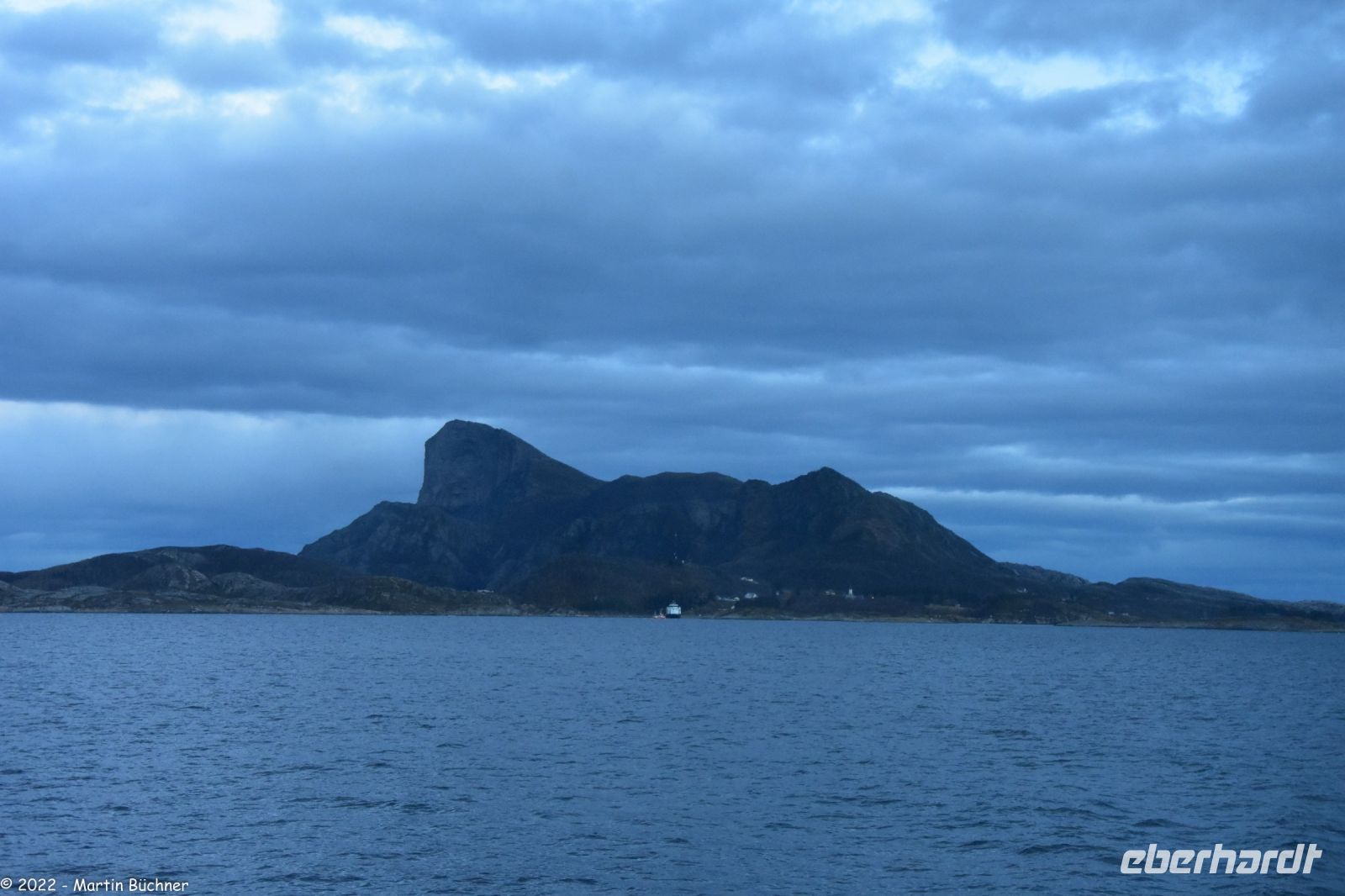 Nordland - Märchenküste Helgeland - Rødøyløven (= Rotinsellöwe, wacht wie eine Sphinx über den Fjord)