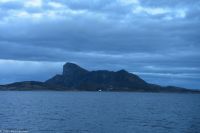 Nordland - Märchenküste Helgeland - Rødøyløven (= Rotinsellöwe, wacht wie eine Sphinx über den Fjord)