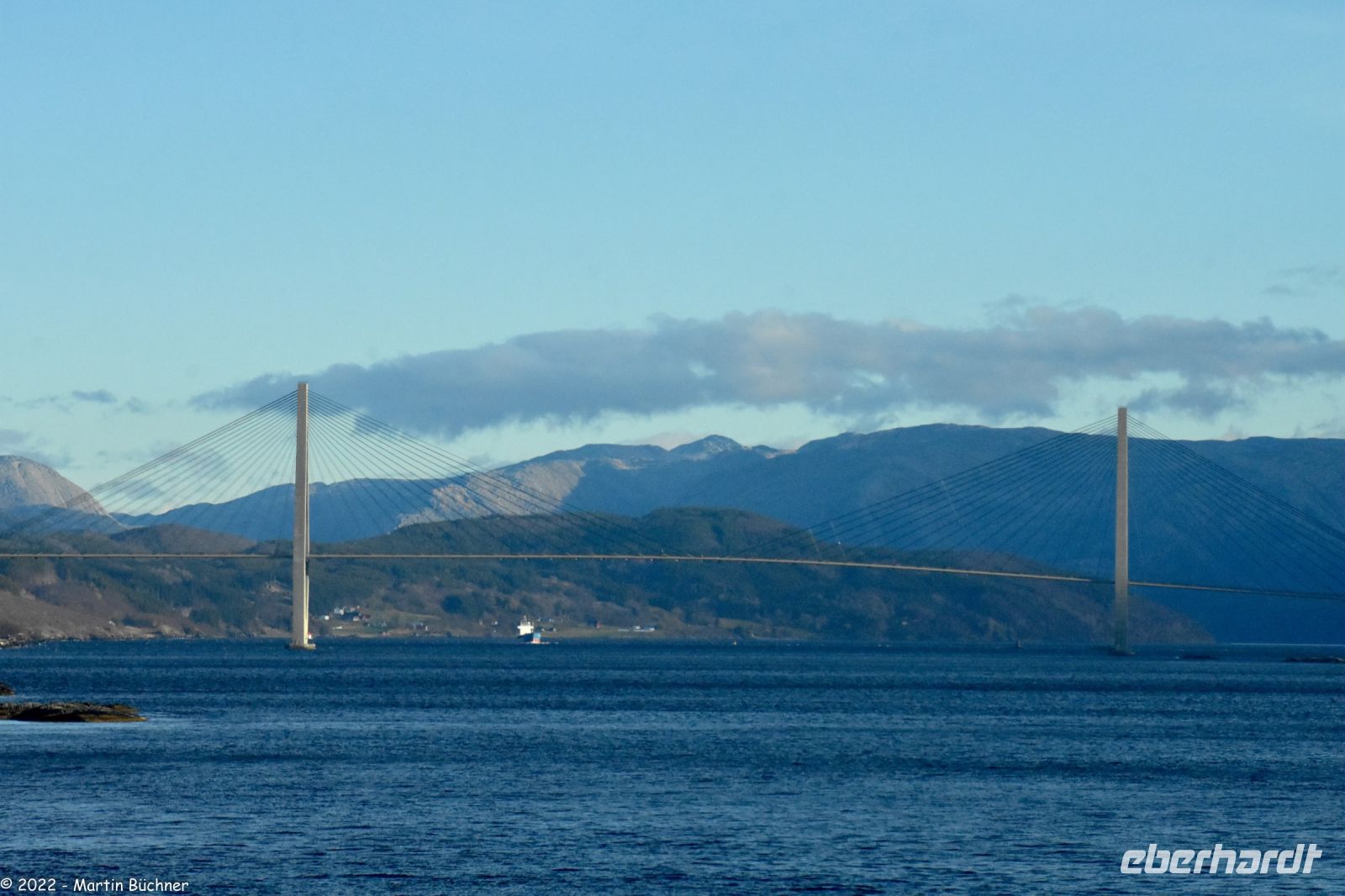 Helgelandskysten-Schrägseilbrücke über den Leirfjord in der Nähe des Ortes Sandnessjøen