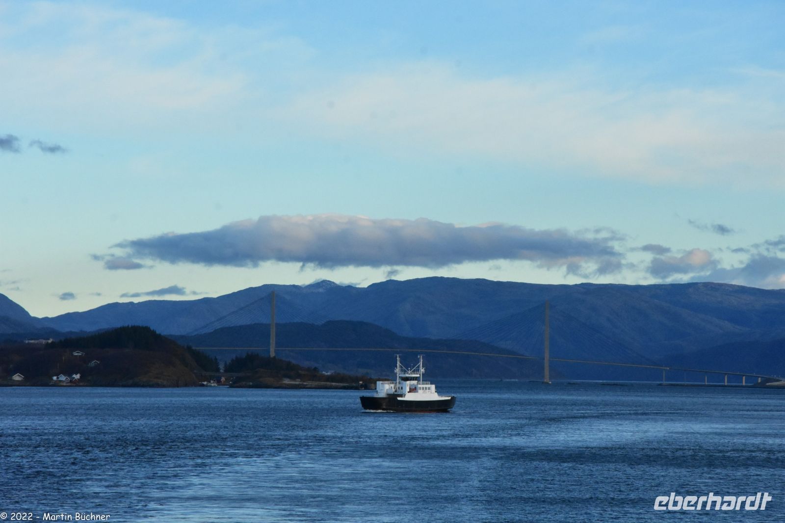 Helgelandskysten-Schrägseilbrücke über den Leirfjord in der Nähe des Ortes Sandnessjøen