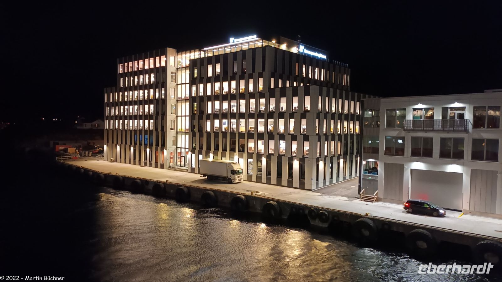 Das Gebäude des Brønnøysund Register (Behörde) hat die Form des Berg Torghatten (Felsen mit Loch)