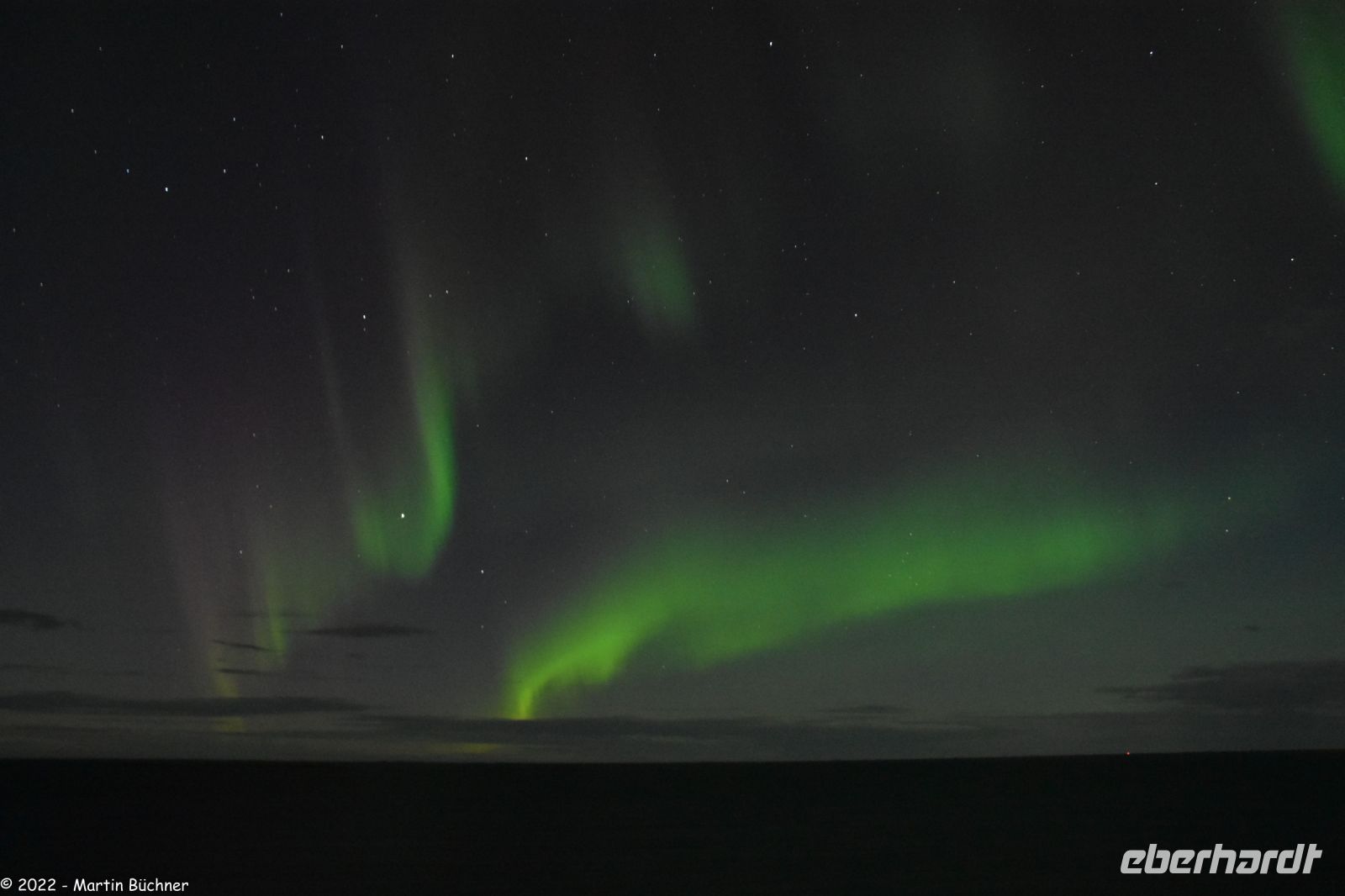 Polarlicht über der offenen Seestrecke Folda