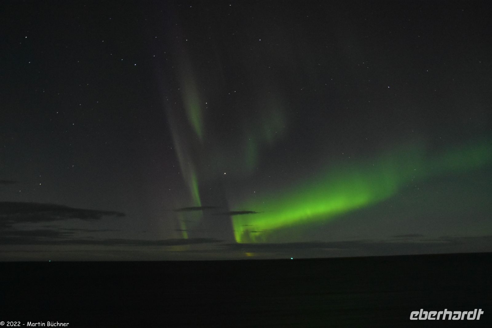Polarlicht über der offenen Seestrecke Folda