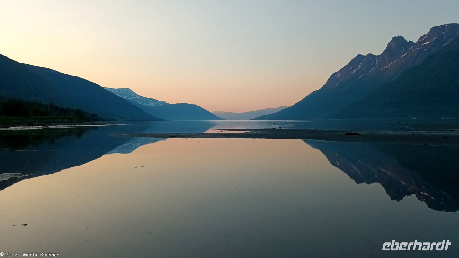 Nordkapp & Lofoten - 06.2022 - 0130.jpgMitternachtswanderung zum Gezeitenabhängigen Mündungsdelta des mäandrierenden Signaldalelven 