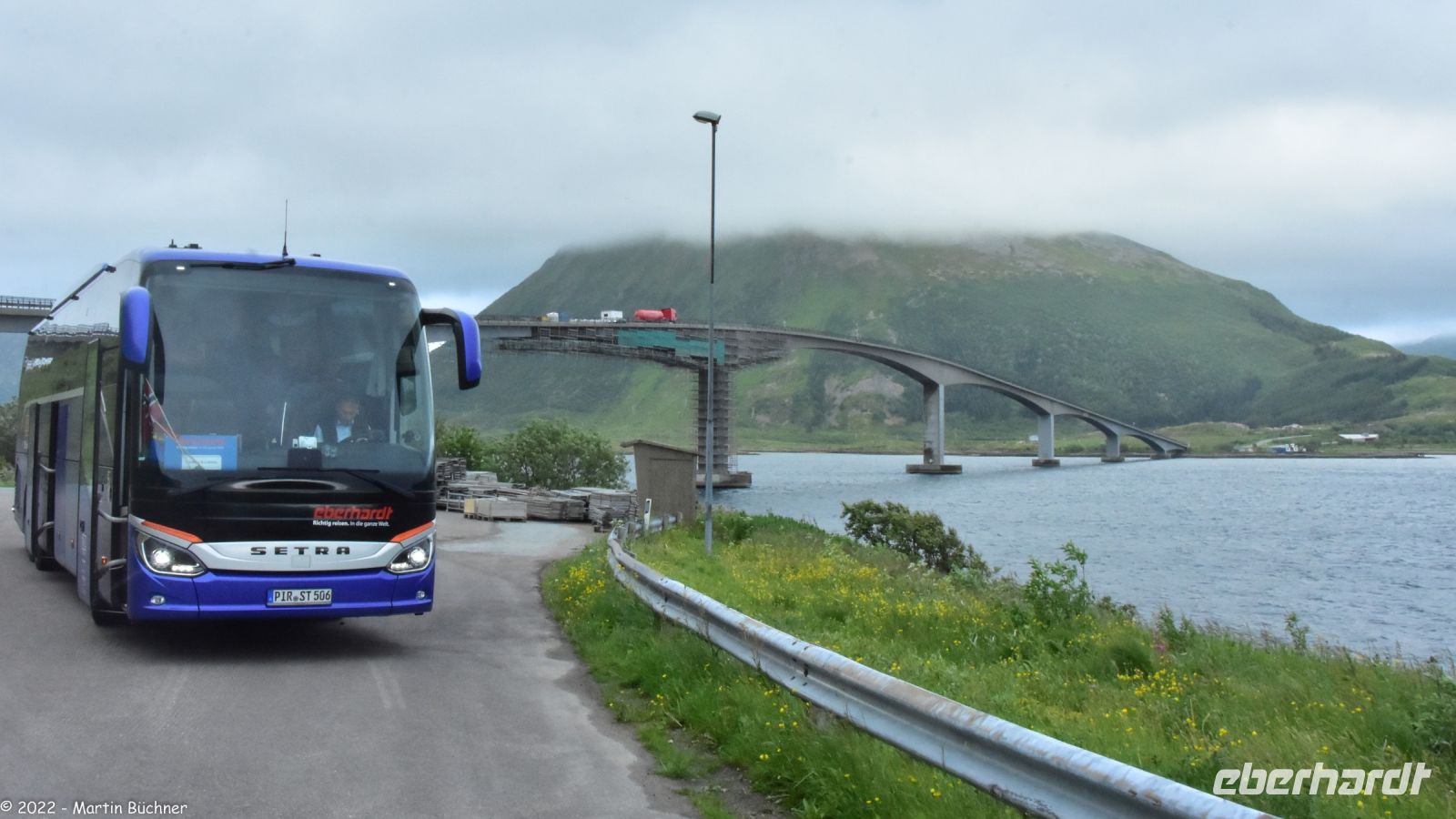 Die Gimsøystraumen-Brücke verbindet die Hauptinsel Austvågøya mit der kleinen Insel Gimsøya bevor es auf die nächste Hauptinsel Vestvågøya weitergeht