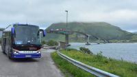 Die Gimsøystraumen-Brücke verbindet die Hauptinsel Austvågøya mit der kleinen Insel Gimsøya bevor es auf die nächste Hauptinsel Vestvågøya weitergeht