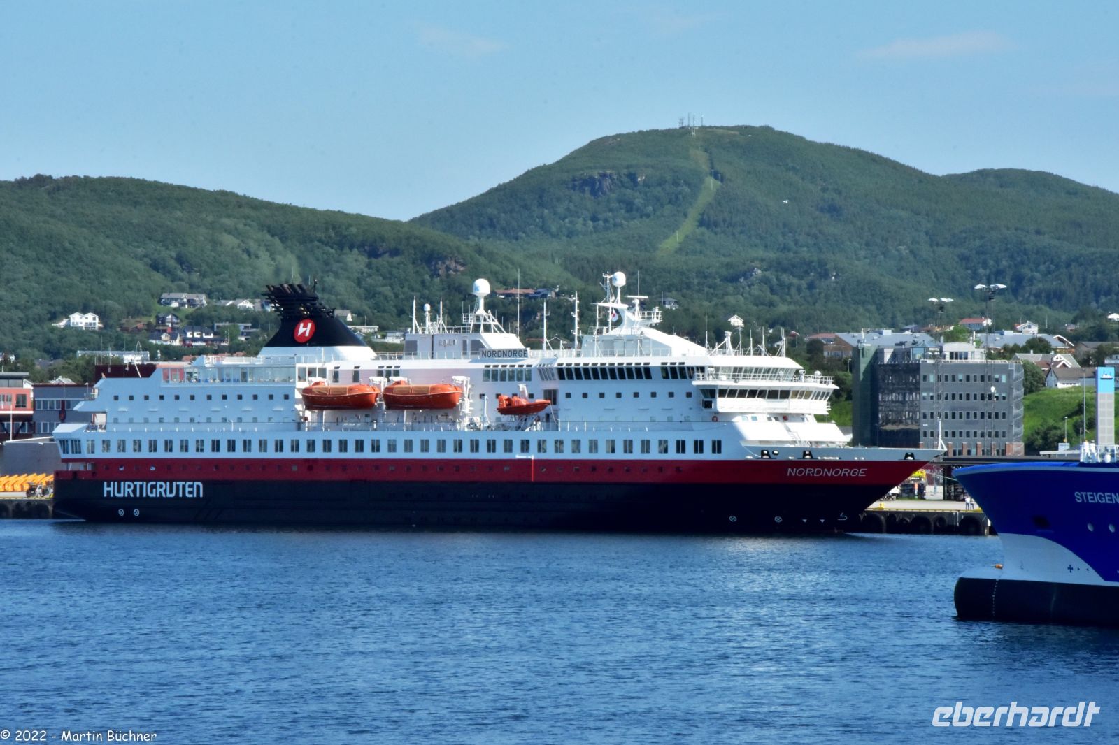 Bodø - Hauptort der Nordland fylke - Nordwärtsgehendes Hurtigrutenschiff (Postschiff) M/S Nordnorge