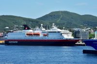 Bodø - Hauptort der Nordland fylke - Nordwärtsgehendes Hurtigrutenschiff (Postschiff) M/S Nordnorge