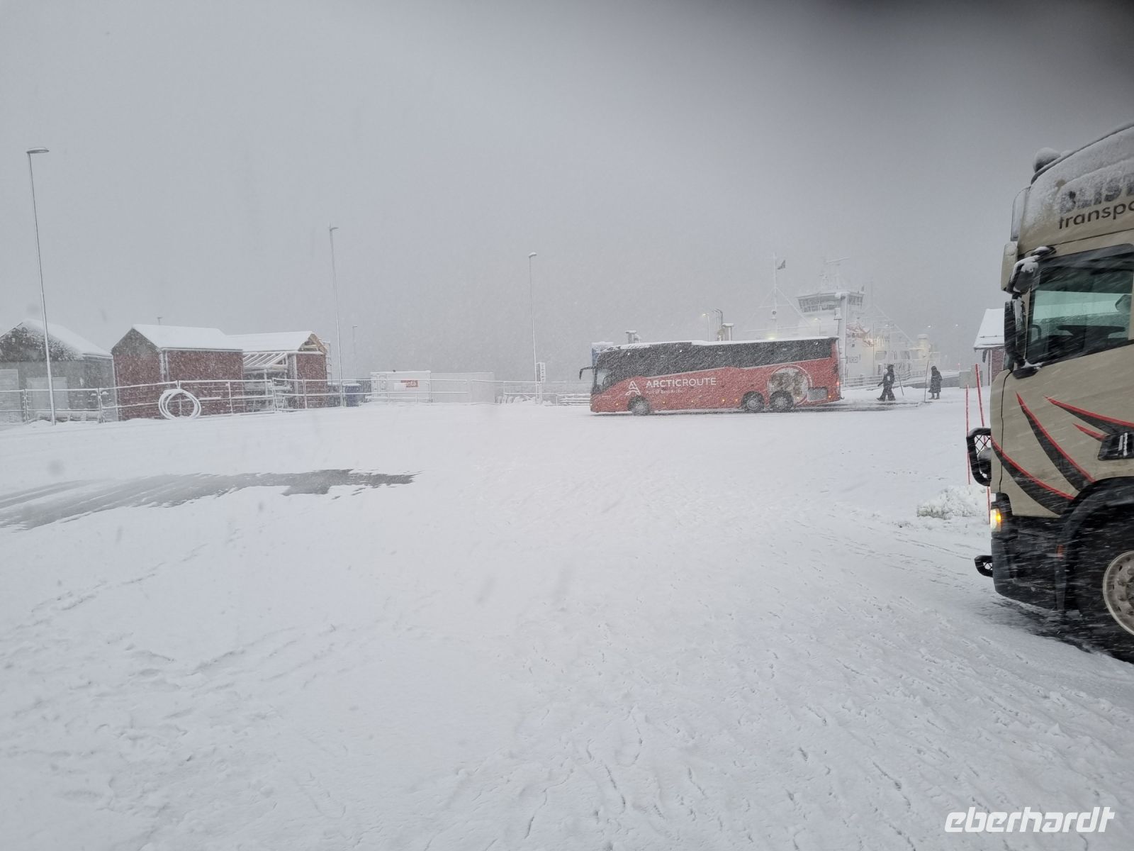 Warten auf die Fähre am Ullsfjord...