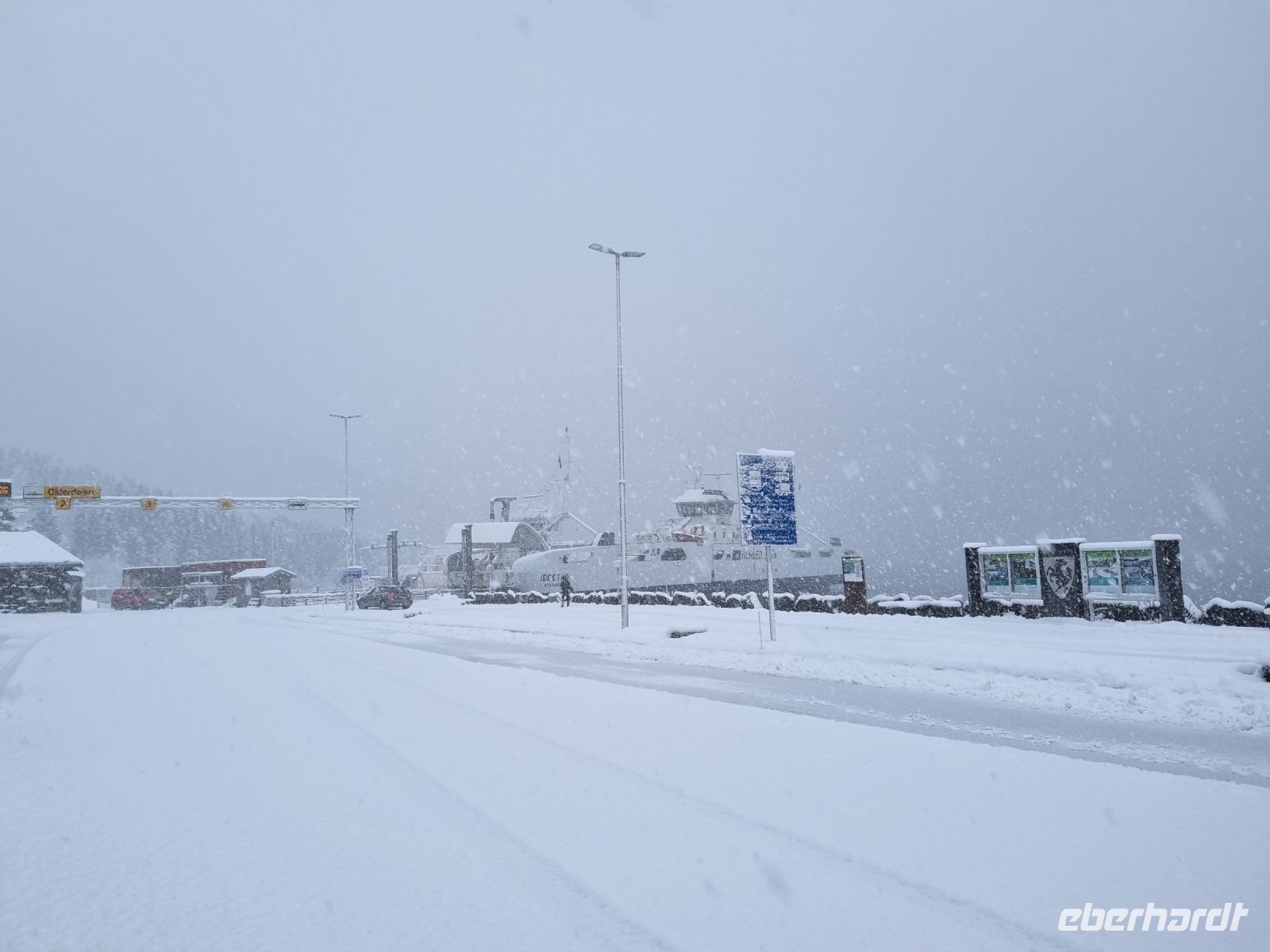 Warten auf die Fähre am Ullsfjord...