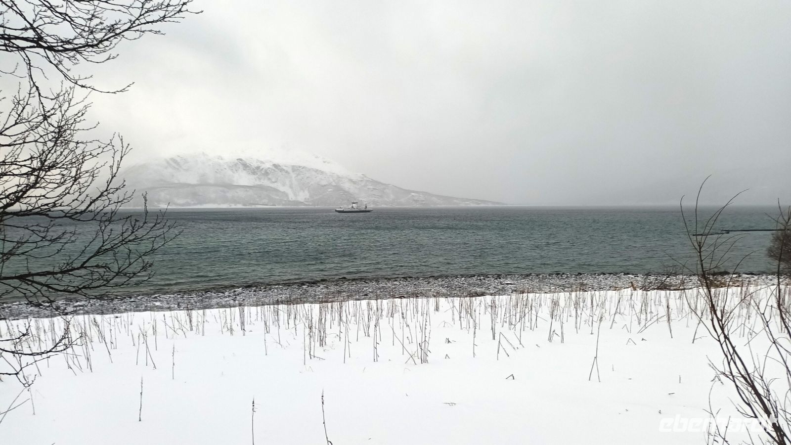 Auf zum Schneemobil fahren - die Fjordfähre Breivikeidet-Svensby über den Ullsfjord