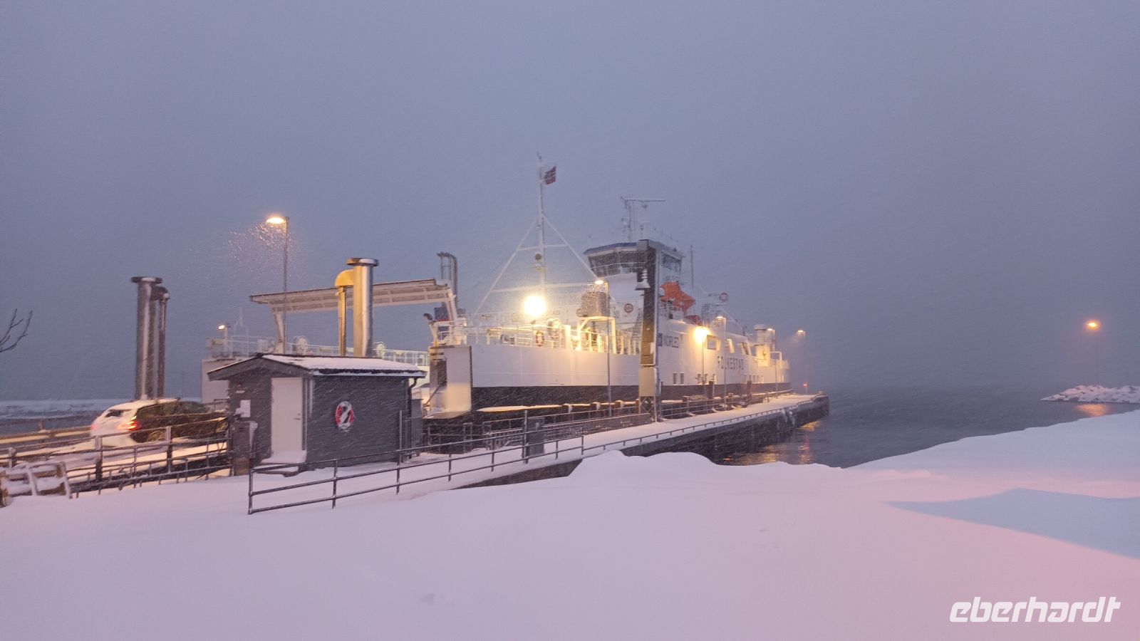Fjordfähre Svensby - Breivikeidet über den Ullsfjord