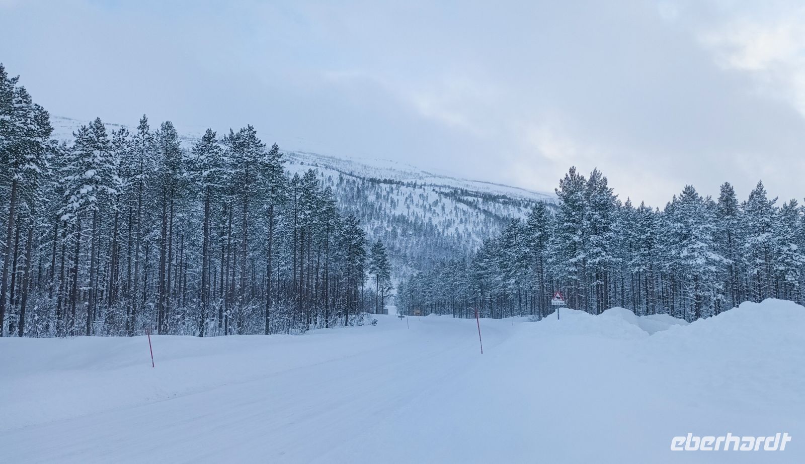 In Buktmoen zweigt die Fv 855 von der E6 in Richtung Finnsnes ab