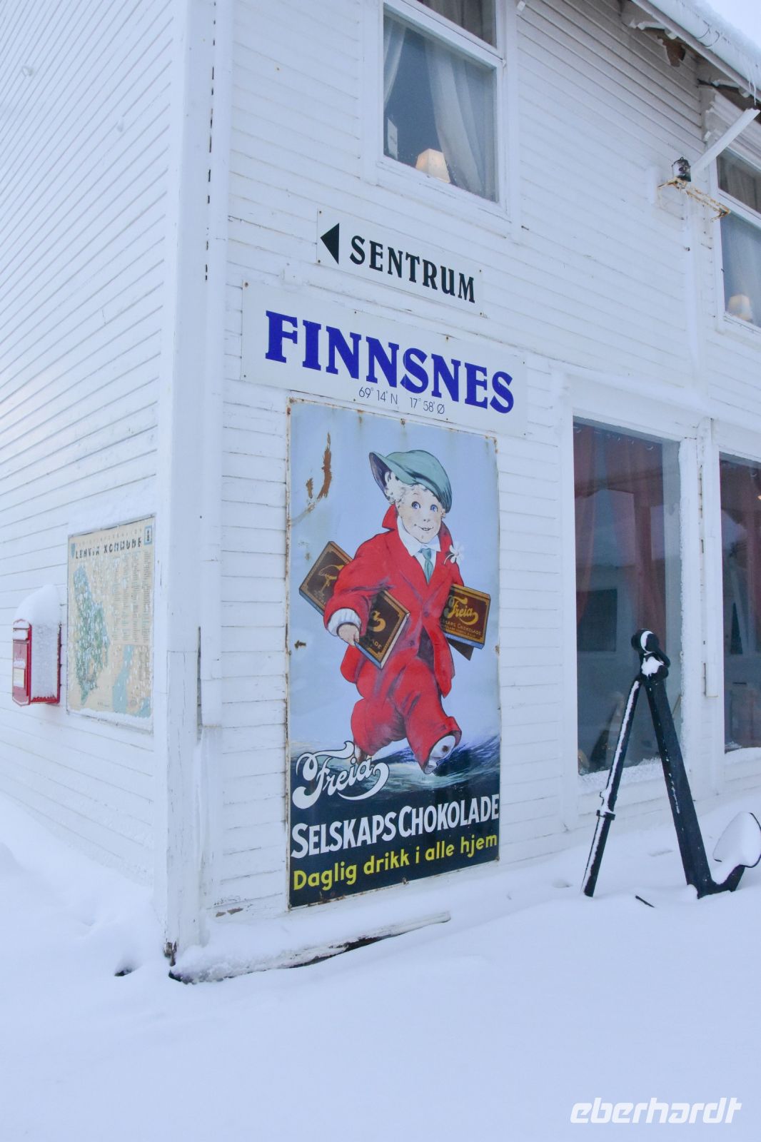 Hurtigruten-Anleger Finnsnes mit einer alten Schokoladen-Werbung