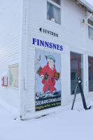 Hurtigruten-Anleger Finnsnes mit einer alten Schokoladen-Werbung