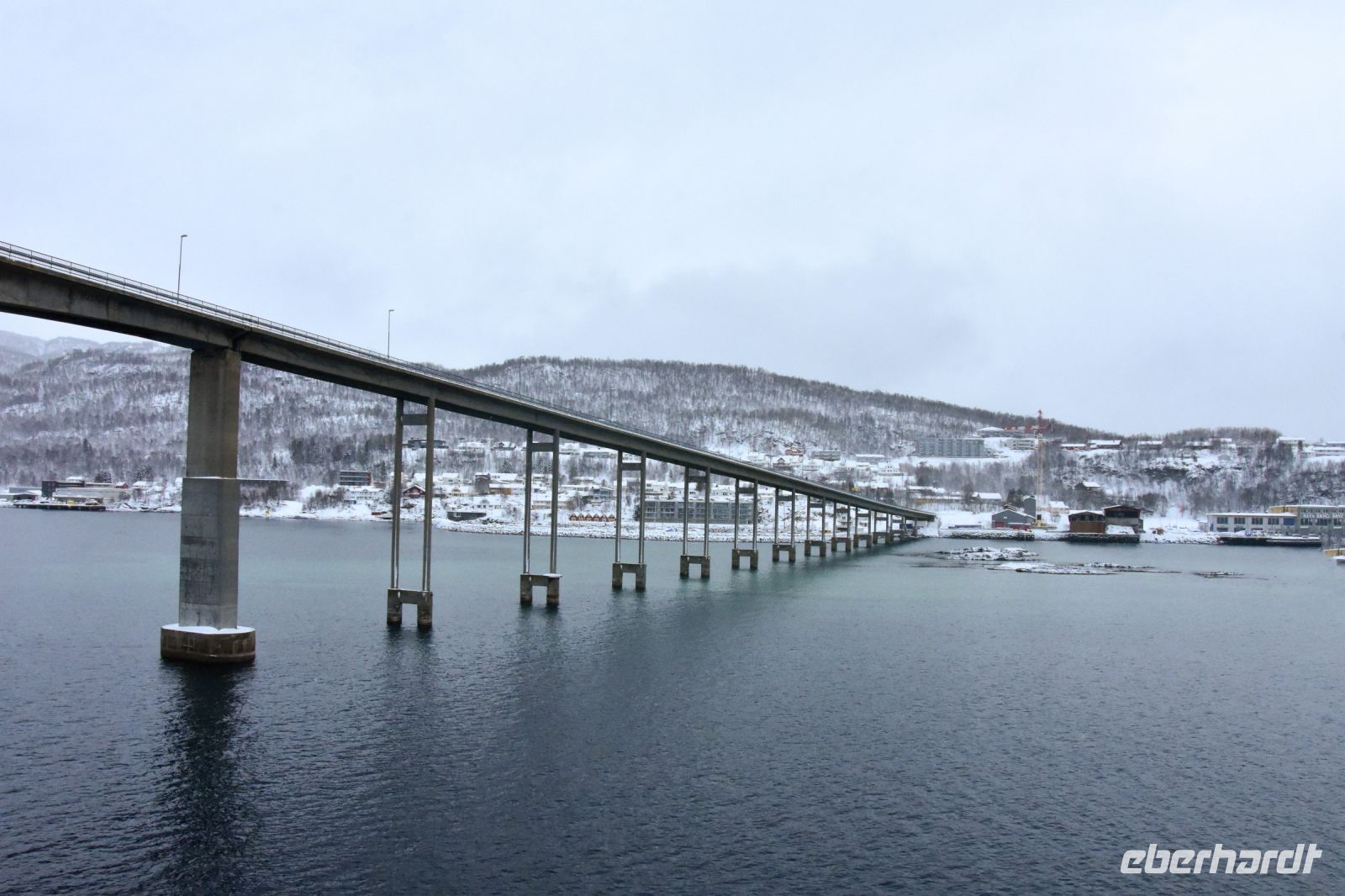 Hurtigruten - M/S Nordlys durchquert die Gisund-Brücke, die das Festland mit der zweitengrößten Insel Norwegens - Senja - verbindet