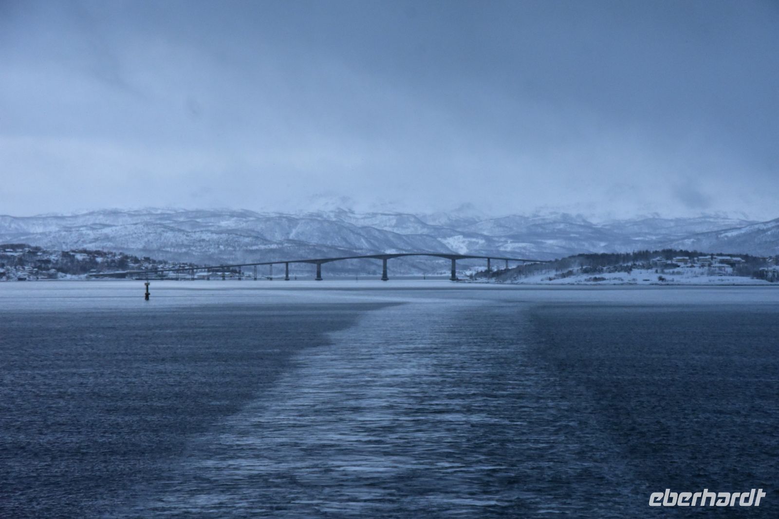 Hurtigruten - M/S Nordlys durchquert die Gisund-Brücke, die das Festland mit der zweitengrößten Insel Norwegens - Senja - verbindet