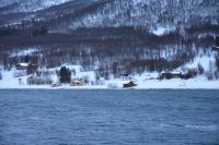 Ein Fisch-Trockengestell steht am Ufer