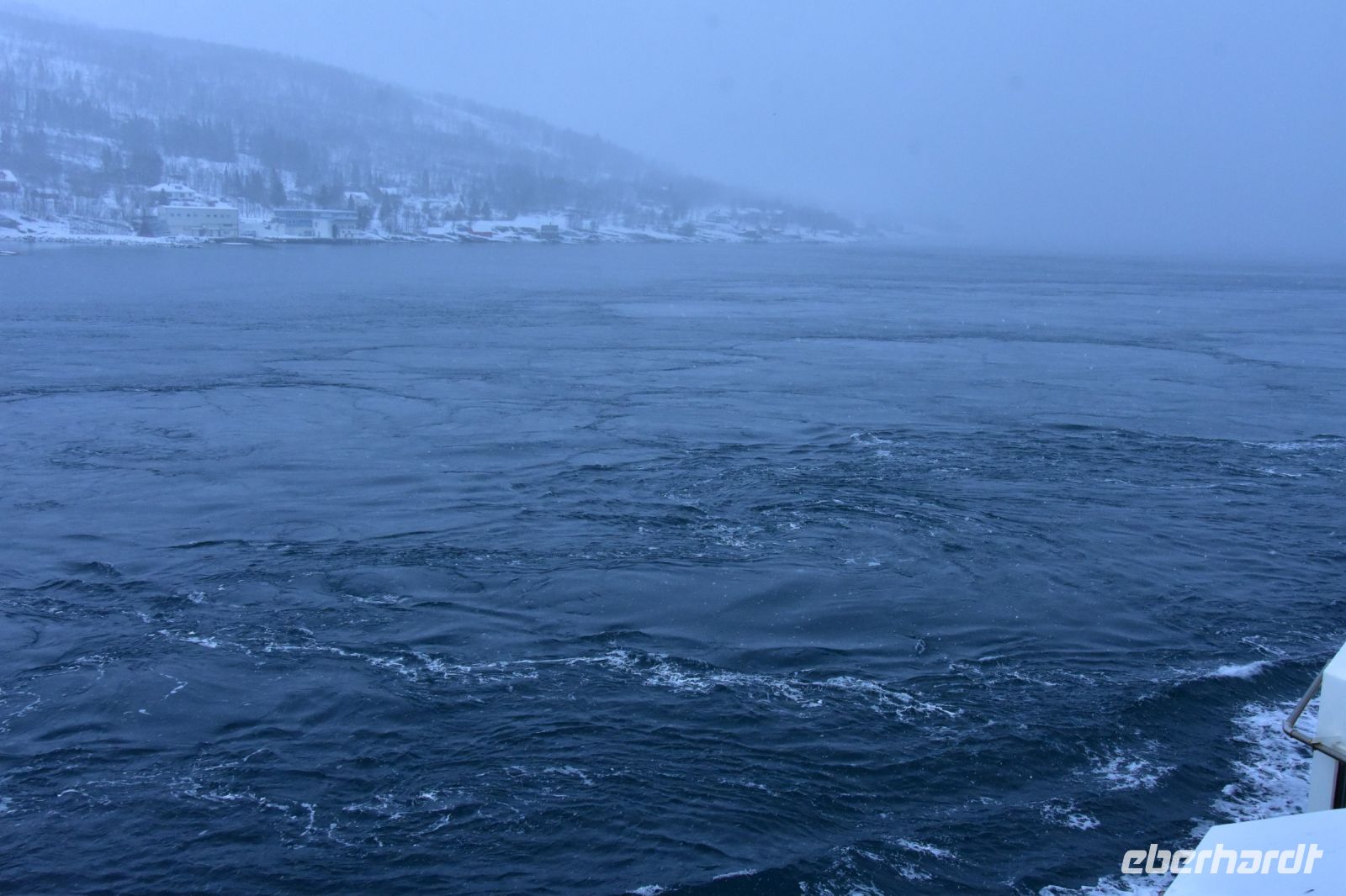 Der Rystraumen - hier wirken starke Gezeiten - die hohe Strömungsgeschwindigkeiten von bis zu 6 - 15 km/h (6 - 8 kn) erzeugen können