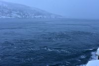 Der Rystraumen - hier wirken starke Gezeiten - die hohe Strömungsgeschwindigkeiten von bis zu 6 - 15 km/h (6 - 8 kn) erzeugen können