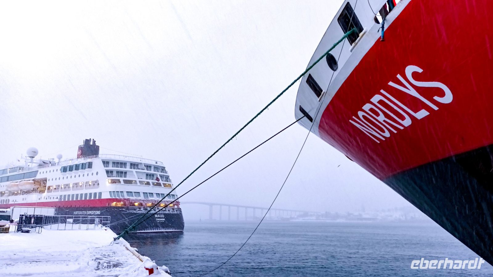 Hurtigrutenschiff M/S Nordlys macht hinter den beiden Hurtigruten Expeditionsschiffen Maud und Otto Sverdrup fest