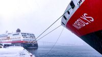 Hurtigrutenschiff M/S Nordlys macht hinter den beiden Hurtigruten Expeditionsschiffen Maud und Otto Sverdrup fest