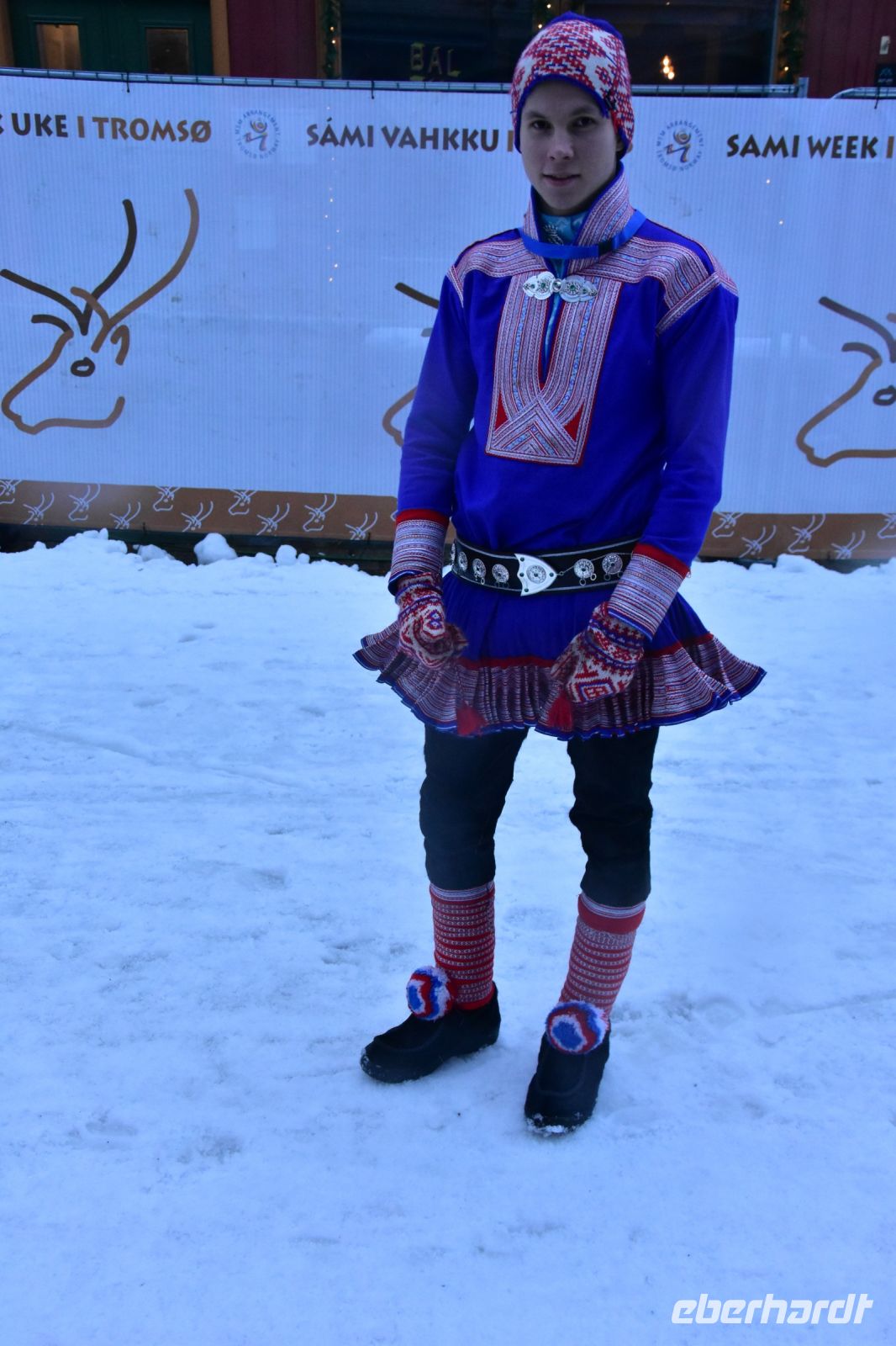 Ein Sami in traditioneller Tracht - dem Gakti