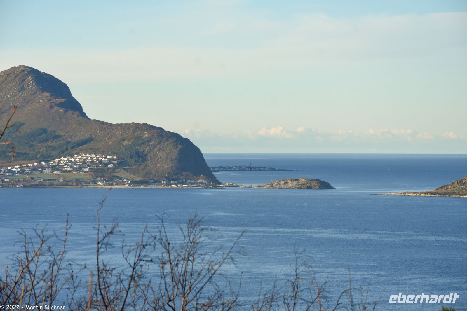 Blick vom Aksla - Hausberg von Ålesund - zum Alnes fyr (rechts vom Berg auf der Landzunge)