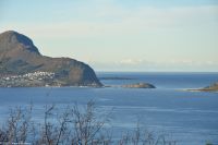 Blick vom Aksla - Hausberg von Ålesund - zum Alnes fyr (rechts vom Berg auf der Landzunge)