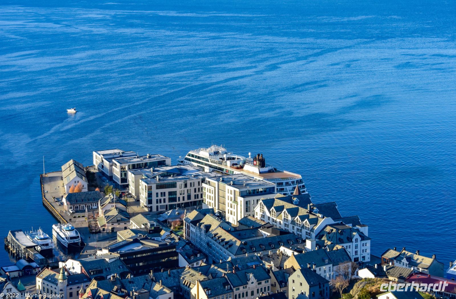 Ålesund - Blick vom Hausberg Aksla zum Hurtigruten-Schiff (Postschiff) M/S Trollfjord