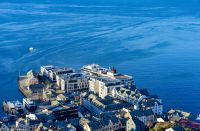 Ålesund - Blick vom Hausberg Aksla zum Hurtigruten-Schiff (Postschiff) M/S Trollfjord
