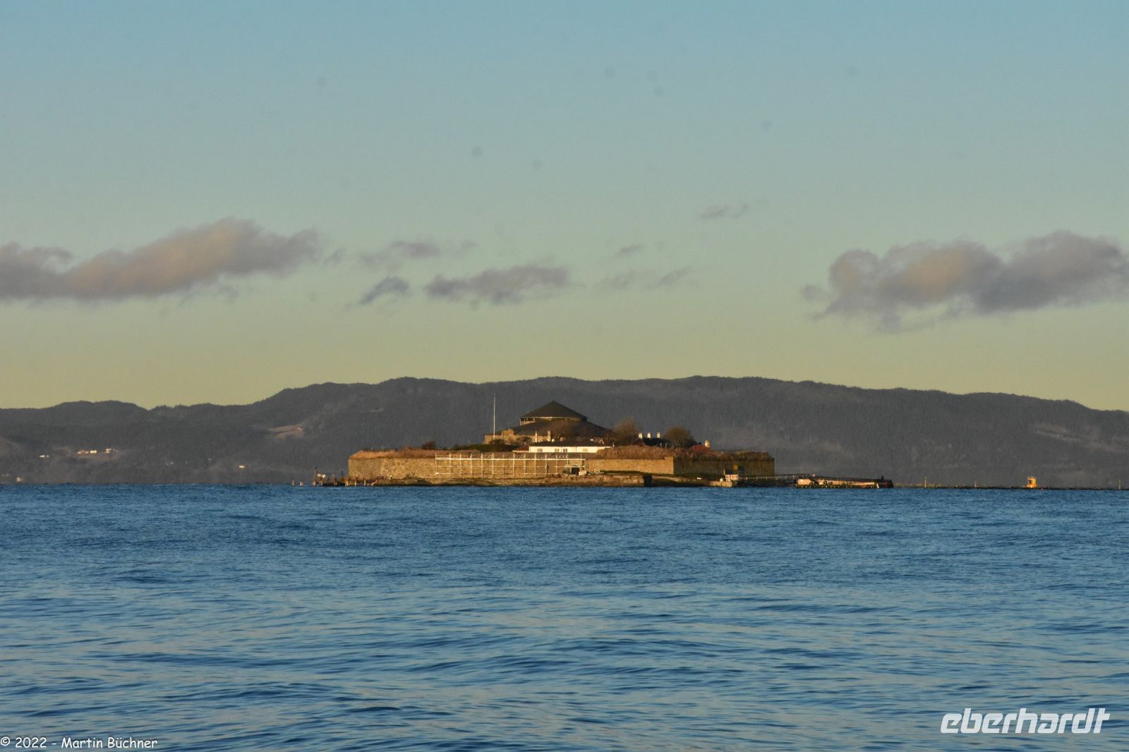 Die Insel Munkholmen im Sonnenaufgang im Trondheimfjord vor Trondheim