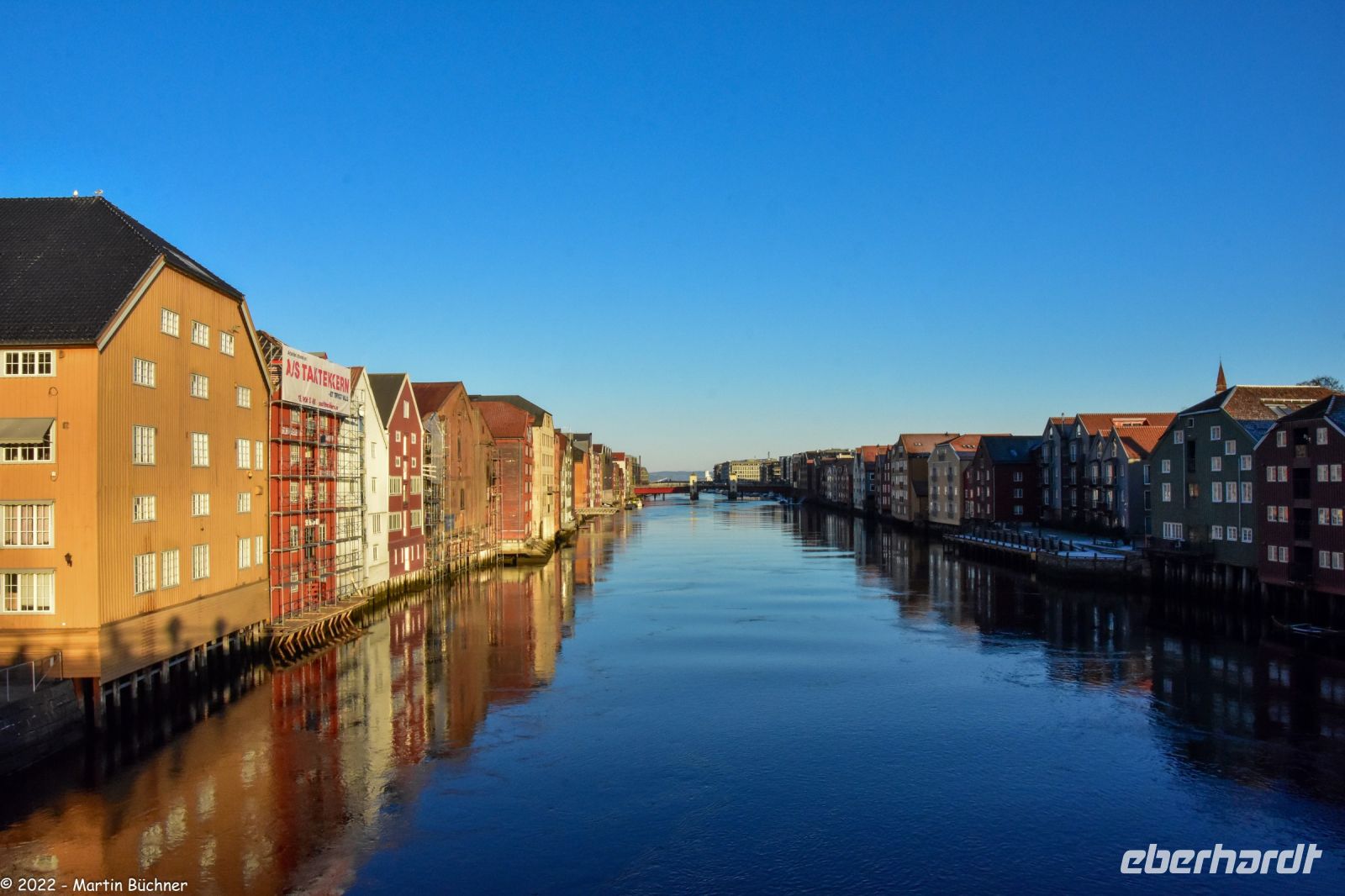 Trondheim - Gamle Bybron - die historischen Speicherhäuser von der alten Stadtbrücke über den Fluss Nid (Nidelven)