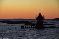 Hurtigruten - die M/S Trollfjord auf der Seestrecke Frohavet am Kjeungsskjær fyr (lies: Che-üngs-schäär füüür)
