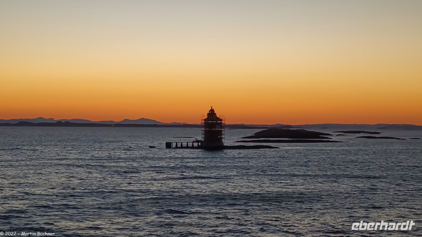 Hurtigruten - die M/S Trollfjord auf der Seestrecke Frohavet am Kjeungsskjær fyr (lies: Che-üngs-schäär füüür)