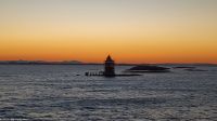 Hurtigruten - die M/S Trollfjord auf der Seestrecke Frohavet am Kjeungsskjær fyr (lies: Che-üngs-schäär füüür)