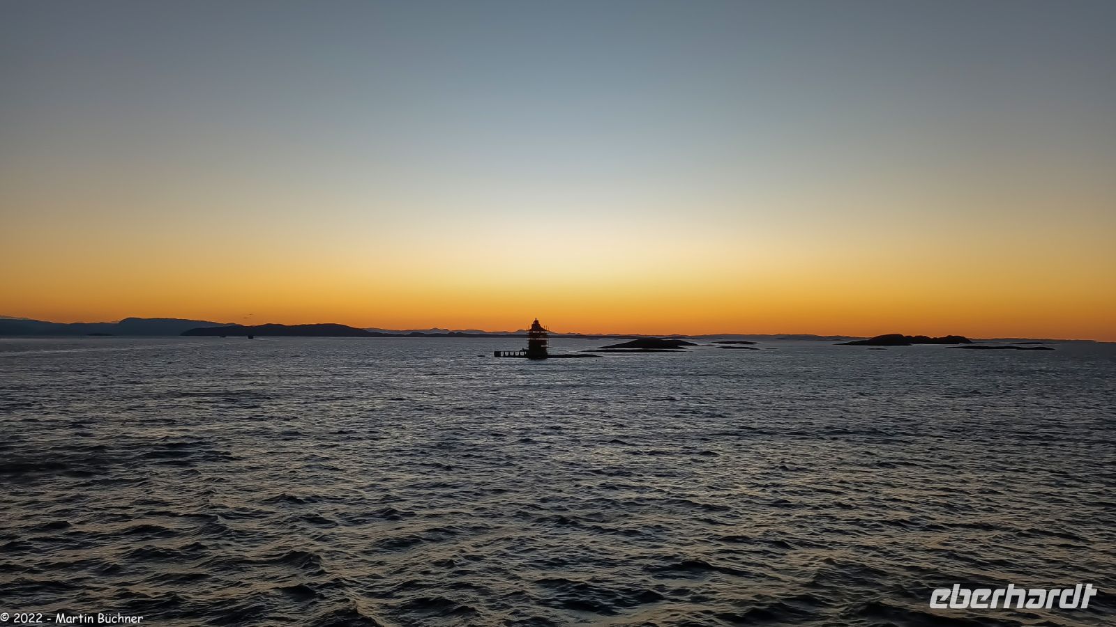 Hurtigruten - die M/S Trollfjord auf der Seestrecke Frohavet am Kjeungsskjær fyr (lies: Che-üngs-schäär füüür)