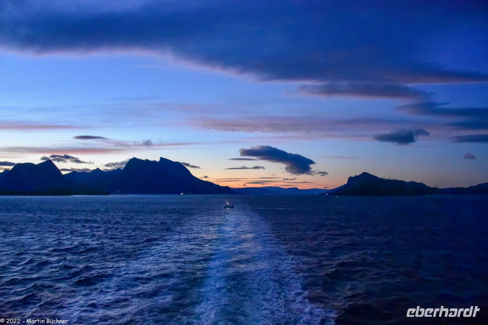 Hurtigruten - M/S Trollfjord - unterwegs entlang der Märchenküste Helgeland in der Provinz Nordland