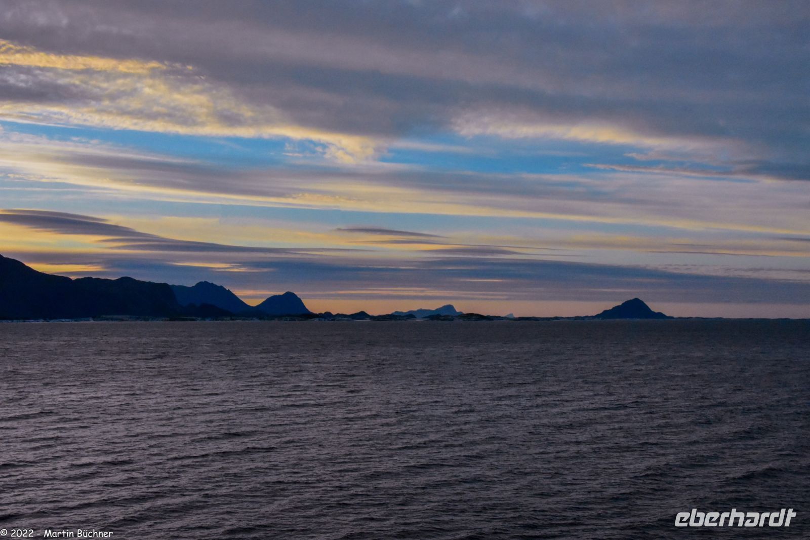 Hurtigruten - M/S Trollfjord - unterwegs entlang der Märchenküste Helgeland in der Provinz Nordland