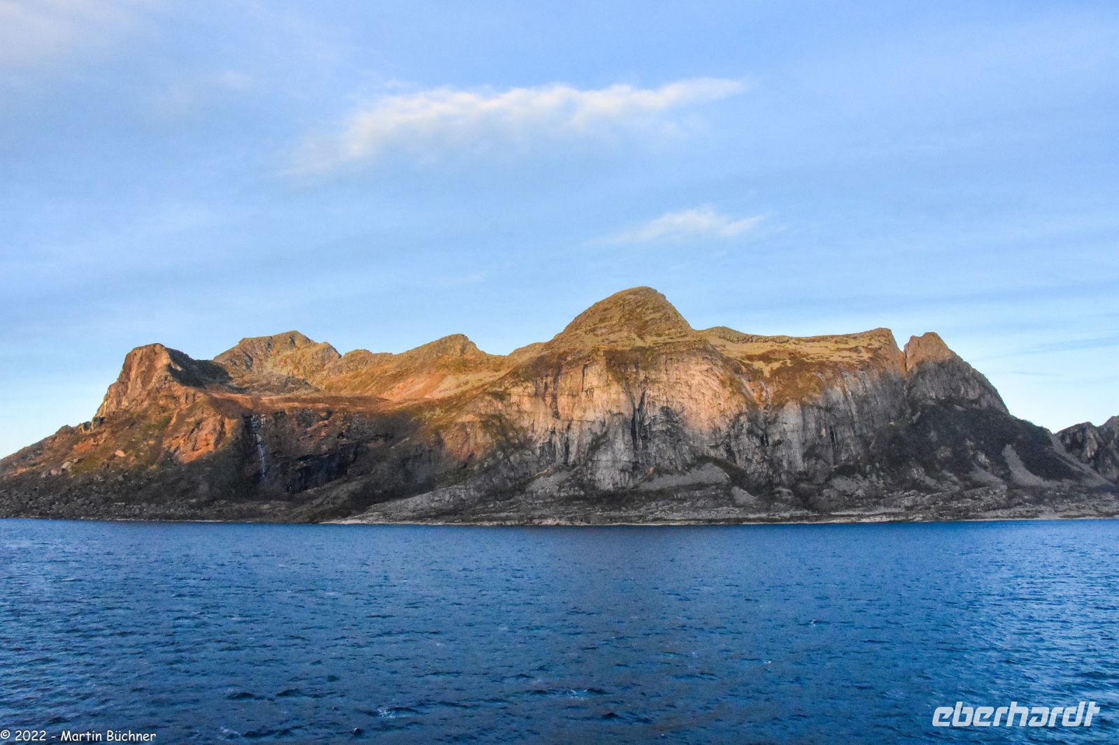 Hurtigruten - M/S Trollfjord - unterwegs entlang der Märchenküste Helgeland in der Provinz Nordland