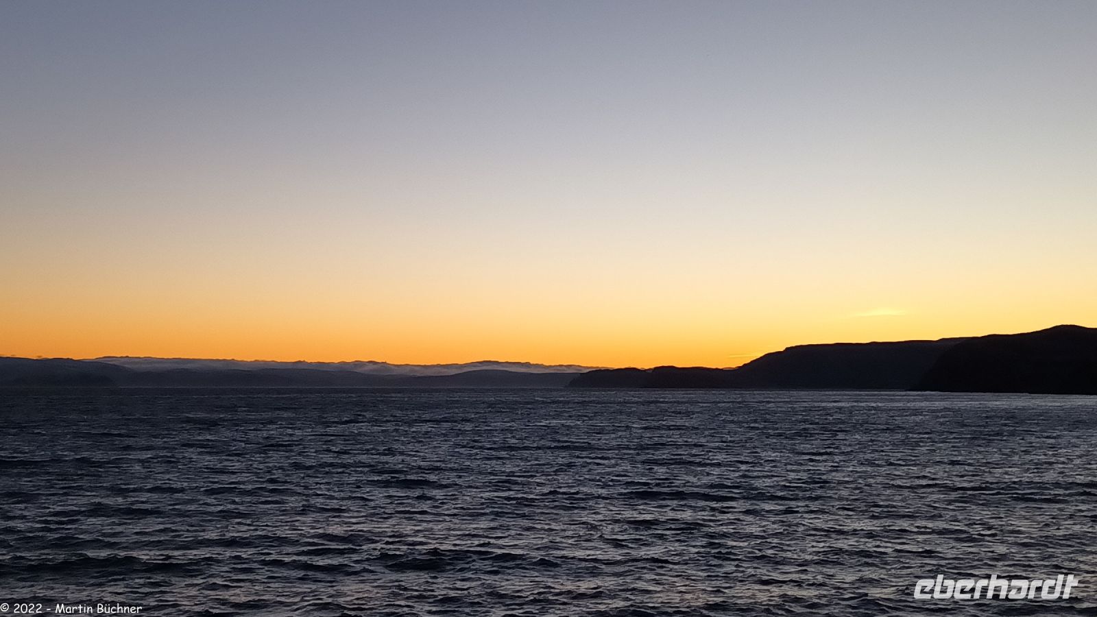 Hurtigruten - M/S Trollfjord in der Einfahrt des Margerøyasund - Nordkappinsel - Polarnacht