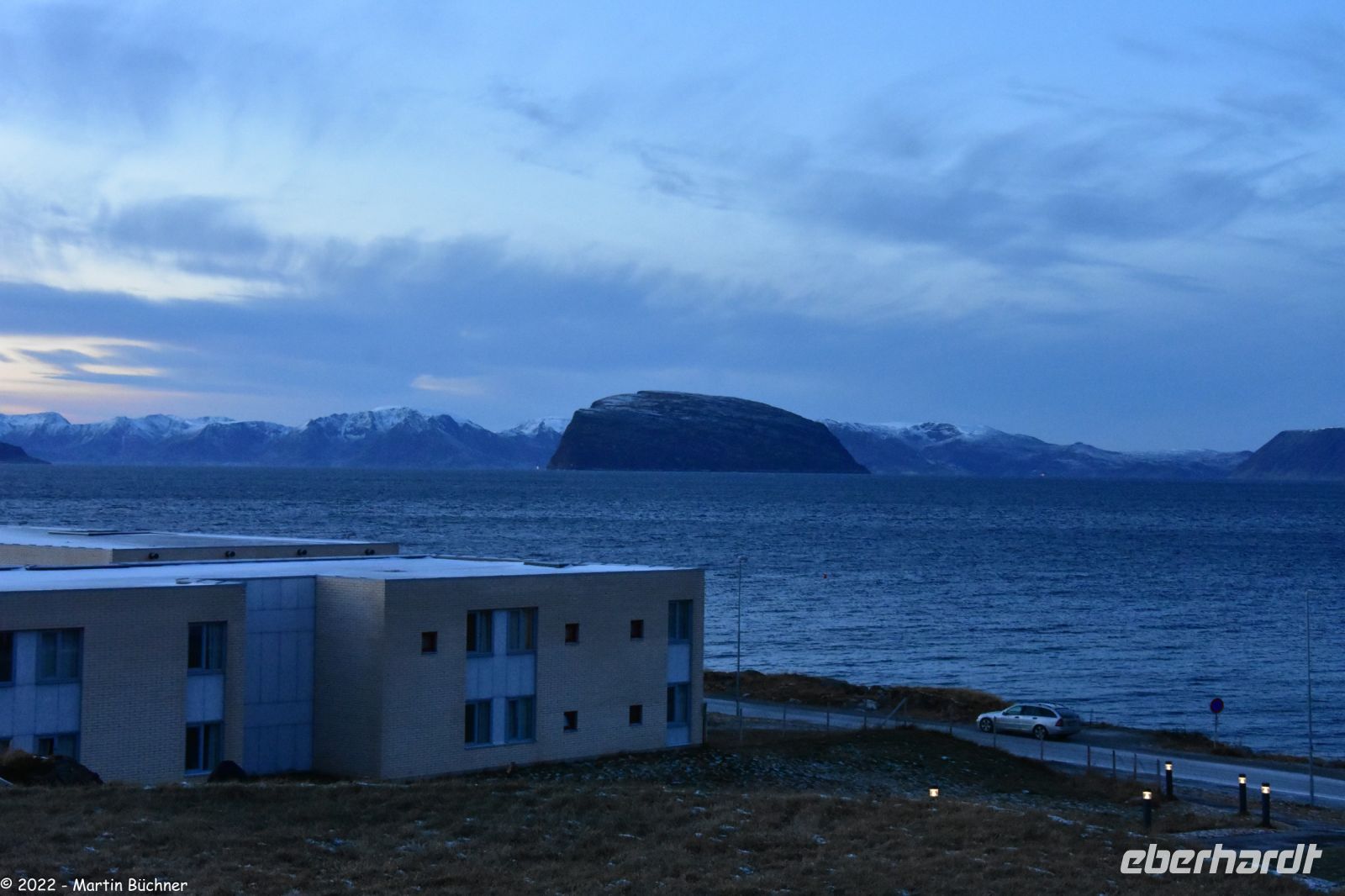 Hammerfest - Blick auf den gewaltigen Fels-Monolith Håja im Sørøysund