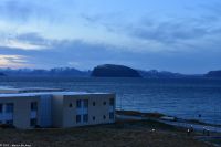 Hammerfest - Blick auf den gewaltigen Fels-Monolith Håja im Sørøysund