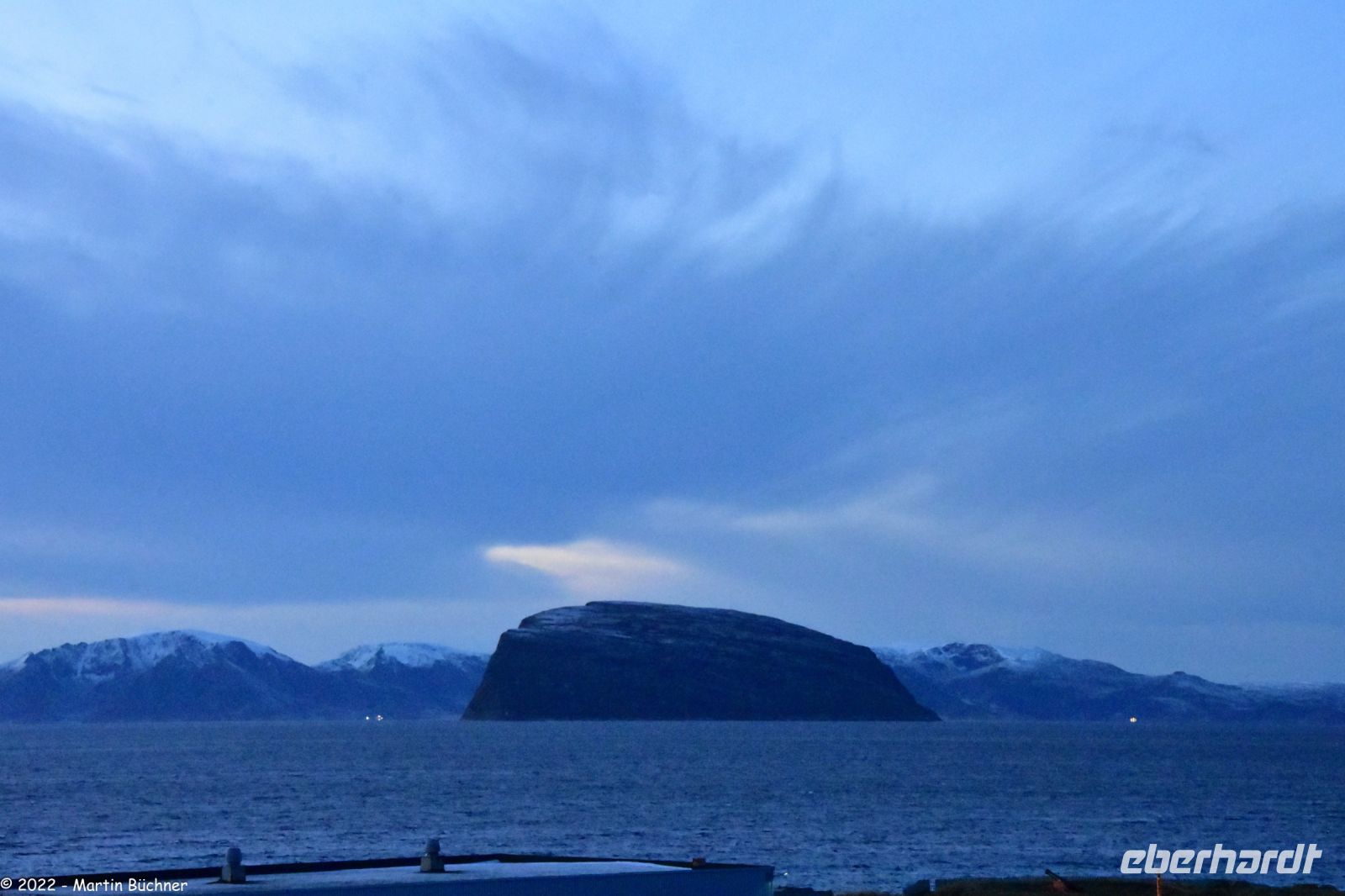 Hammerfest - Blick auf den gewaltigen Fels-Monolith Håja im Sørøysund
