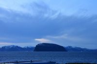 Hammerfest - Blick auf den gewaltigen Fels-Monolith Håja im Sørøysund